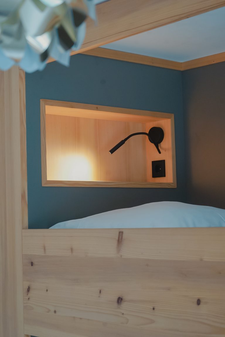 Ein beleuchteter Einbauschrank in einer blauen Wand