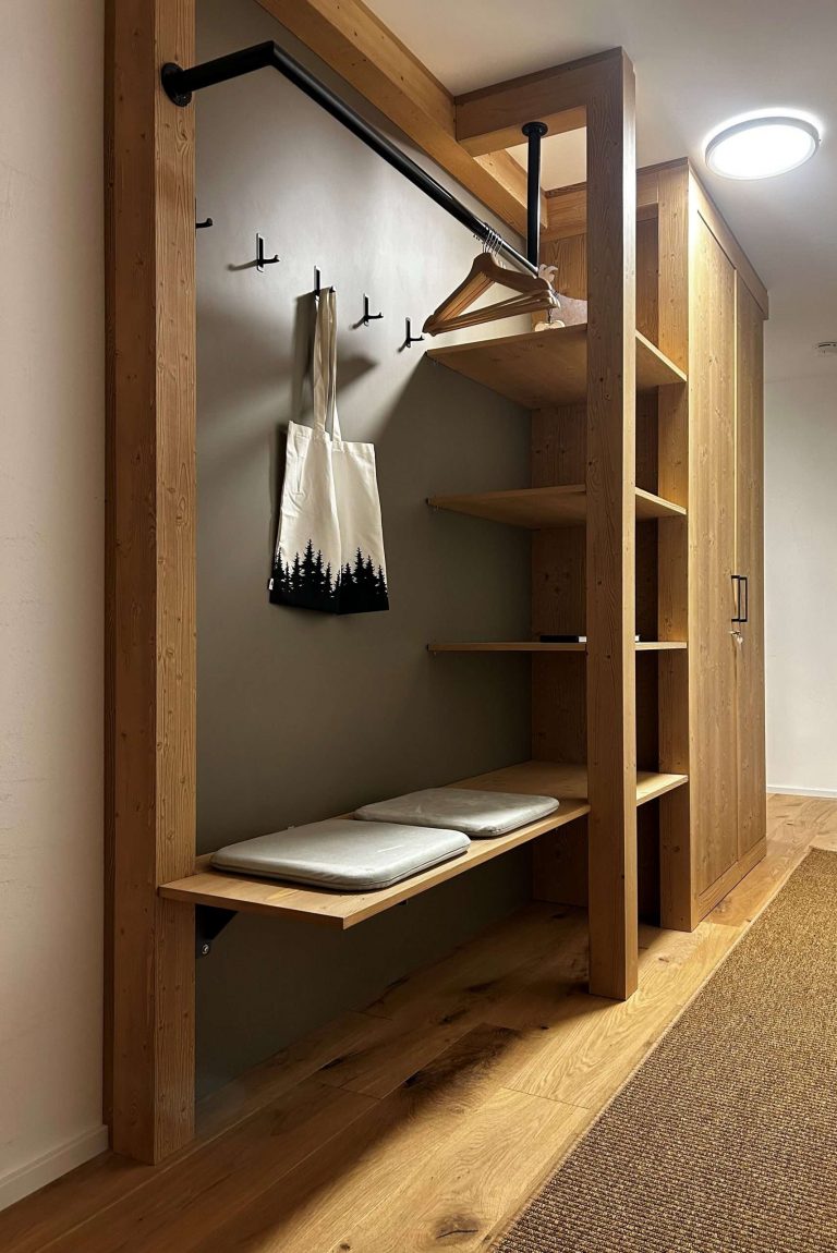 Blick auf eine aus holz und Metall gebaute Garderobe