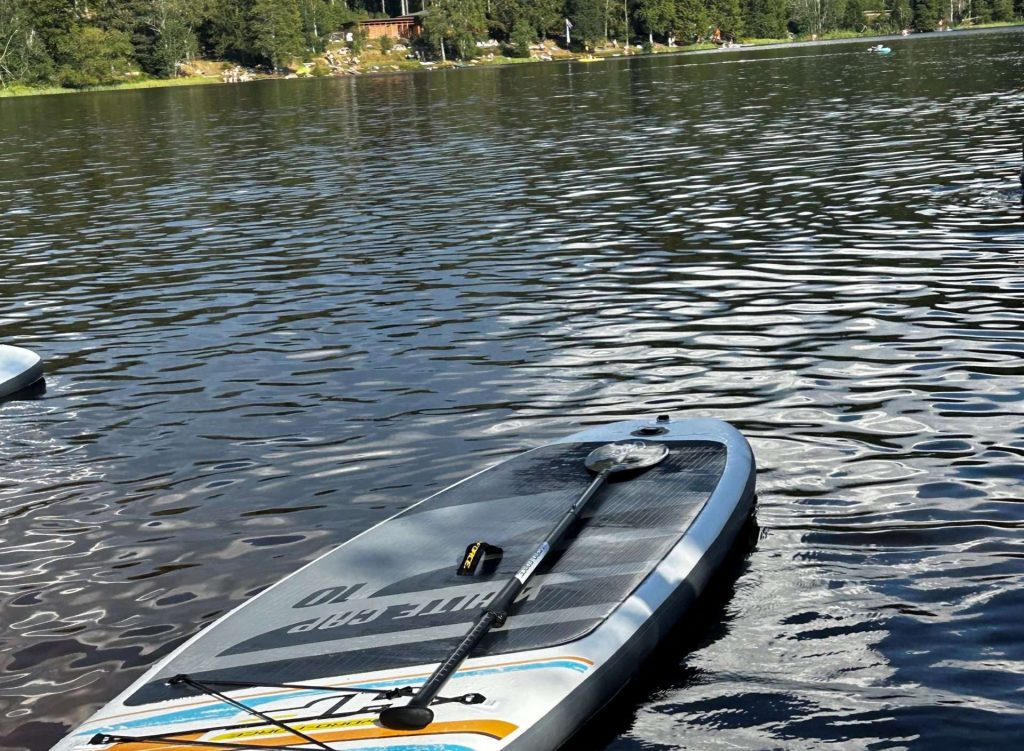Ein Stand up paddle im Wasser im Hintergrund der schwarzwald
